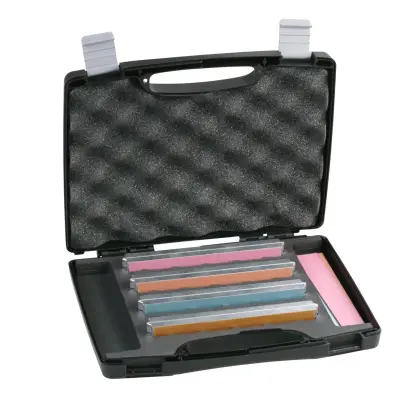 Kufřík obsahující 4 páry nalepených, na zadní straně popsaných duralových kamenů s diamantovým brusivem 1500, 2000, 3000, 5000 grit a 8ks náhradních brusných výseků.